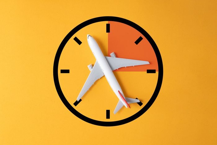 Потемнейте часть часов, модель самолета игрушечного самолета с пустыми часами, которая показывает ограничение по времени и идеальное время для бронирования билетов